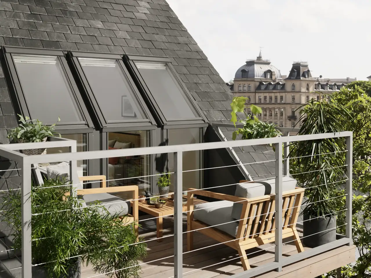 Un balcon de toit stylé avec des meubles de salon gris | Magazine VELUX