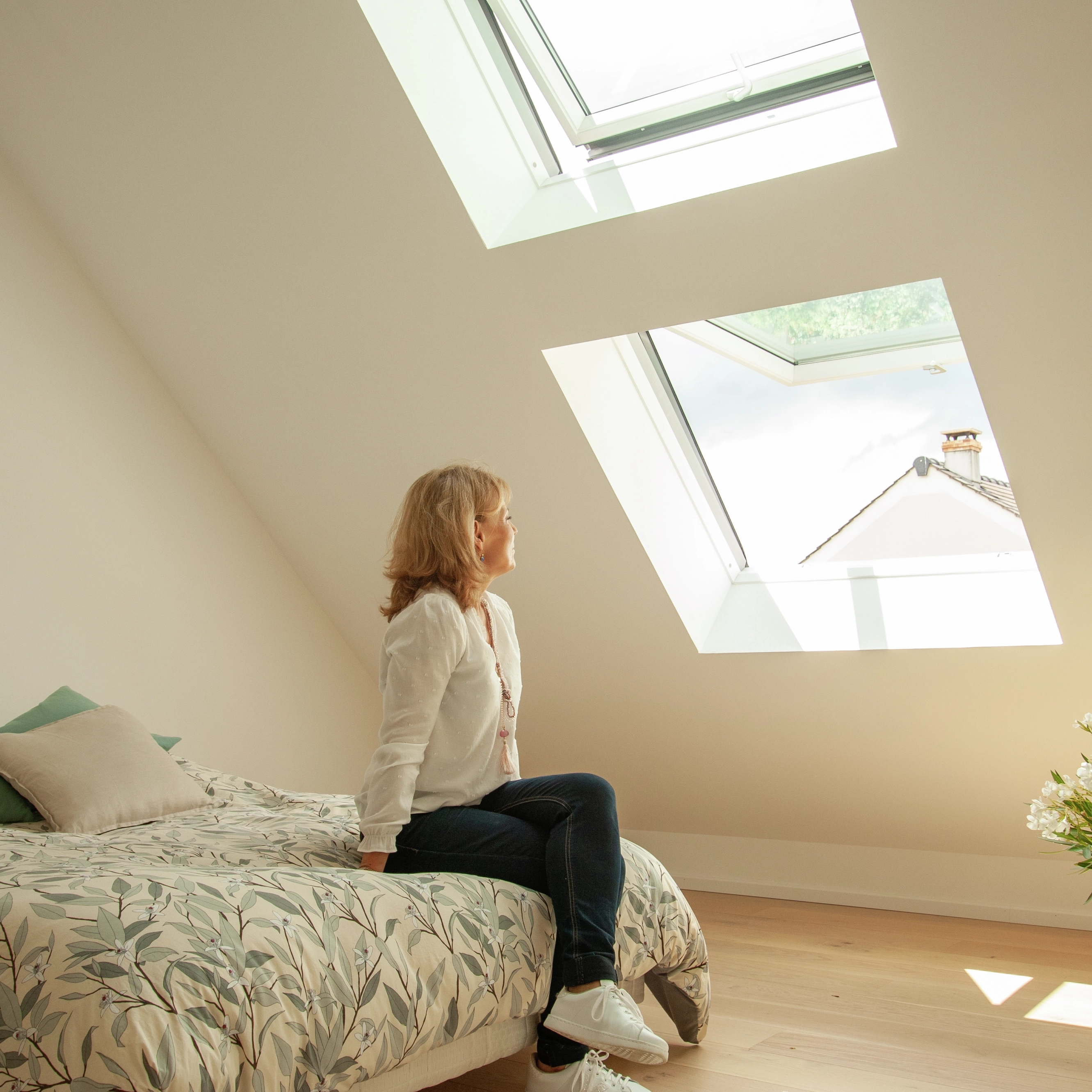 Une chambre comme un cocon, à l'abri de la lumière et de la chaleur grâce aux volets roulants 