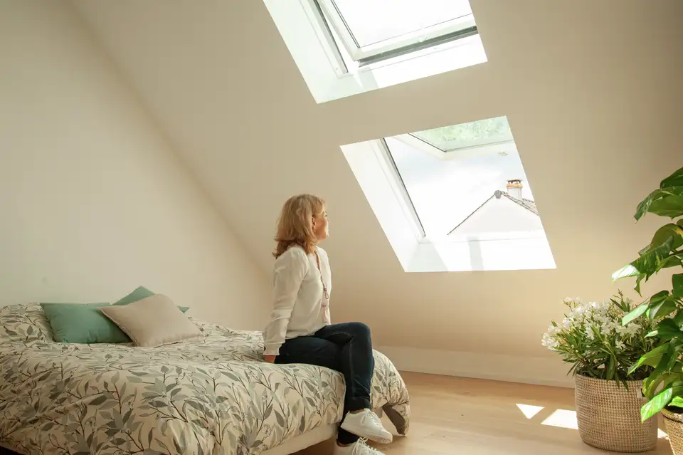 Chambre mansardée avec combinaison de fenêtres de toit