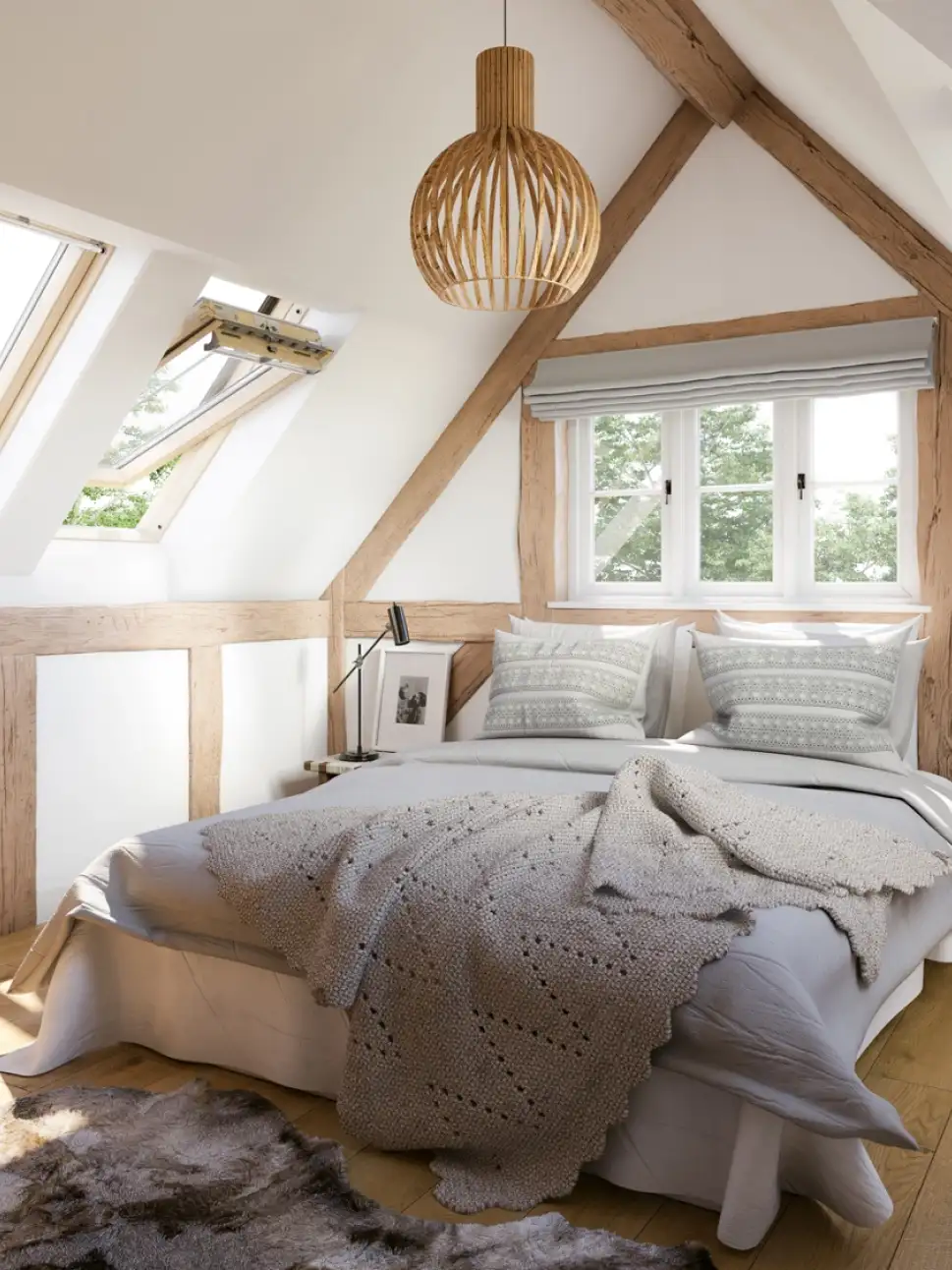 chambre sous plafond mansardé - VELUX