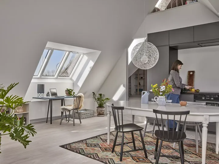 Moderne Dachbodenküche mit VELUX Dachflächenfenster und einem gemütlichen Essbereich.