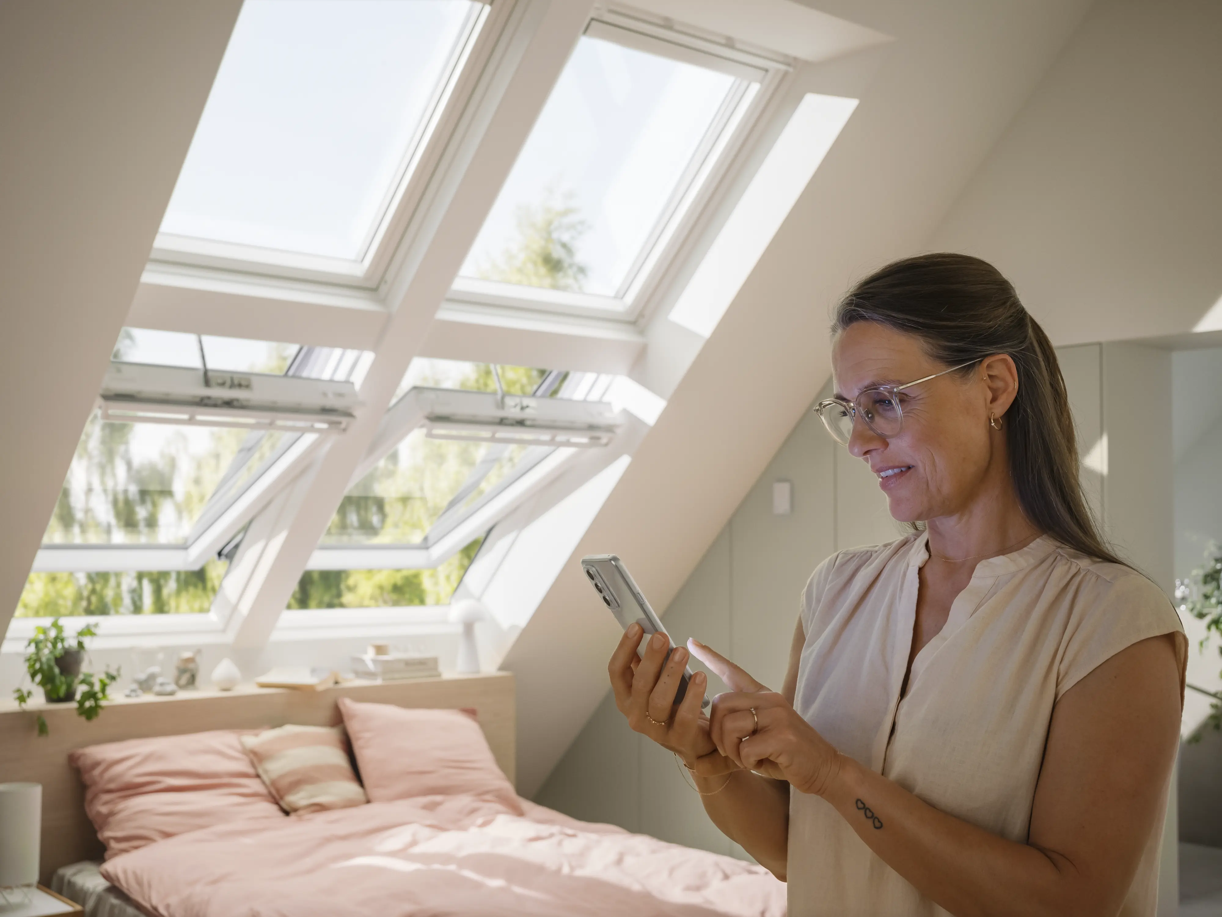Elektrificirano strešno okno VELUX, ki se samodejno zapre ob dežju.