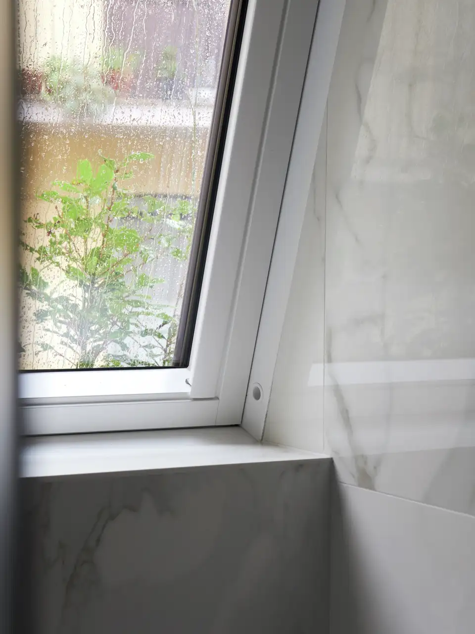 moisissure dans un dressing d’enfant - VELUX
