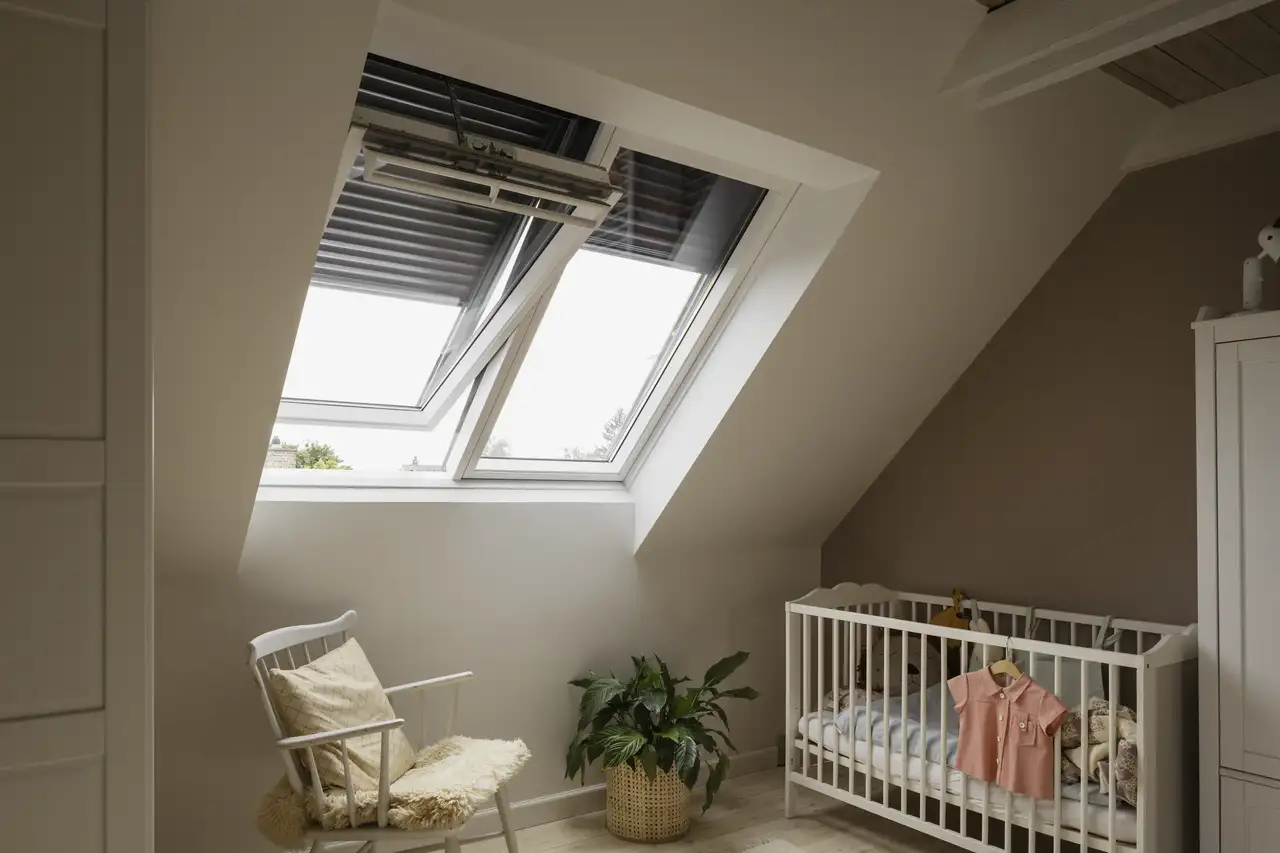 Chambre d’enfant équipée de fenêtres de toit avec volets roulants rigides