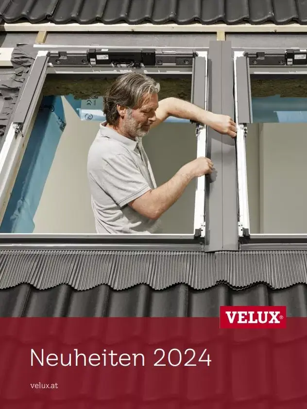 Einbauer, der ein VELUX Dachflächenfenster in ein schräges Dach einbaut, um die Raumbeleuchtung zu verbessern.