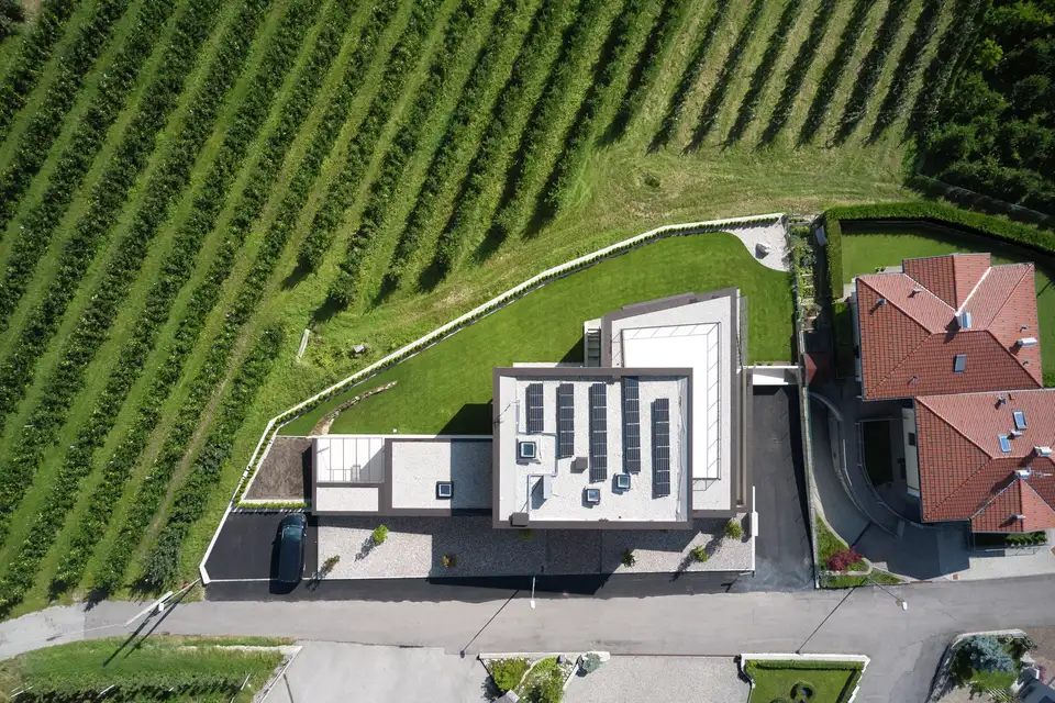 Maison avec un toit plat vue d’en haut