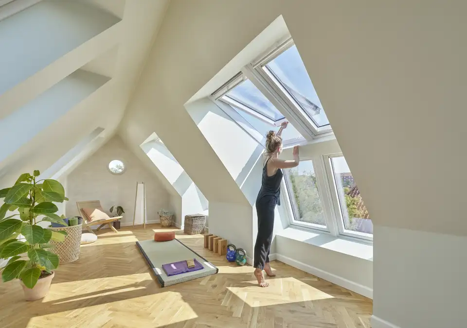 Svetlá miestnosť na jogu v podkroví s vikiermi a drevenou podlahou. | VELUX