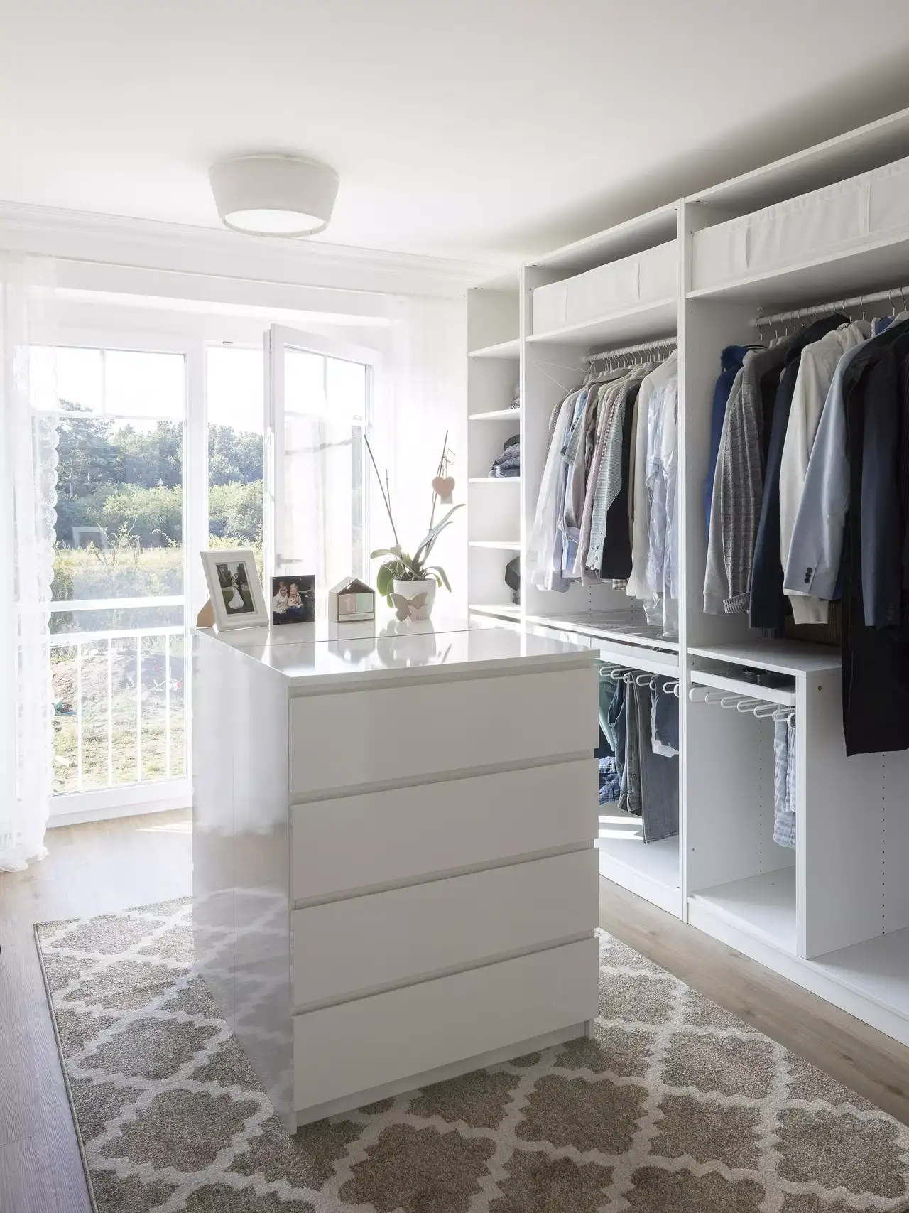 Alt text: Idée dressing chambre sous combles avec fenêtre de toit VELUX 