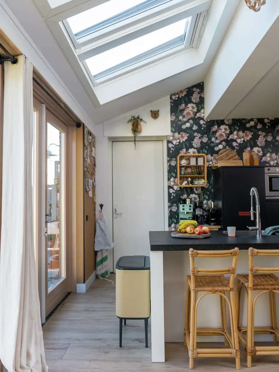 Cuisine mansardée avec mur décoré de papier peint fleuri