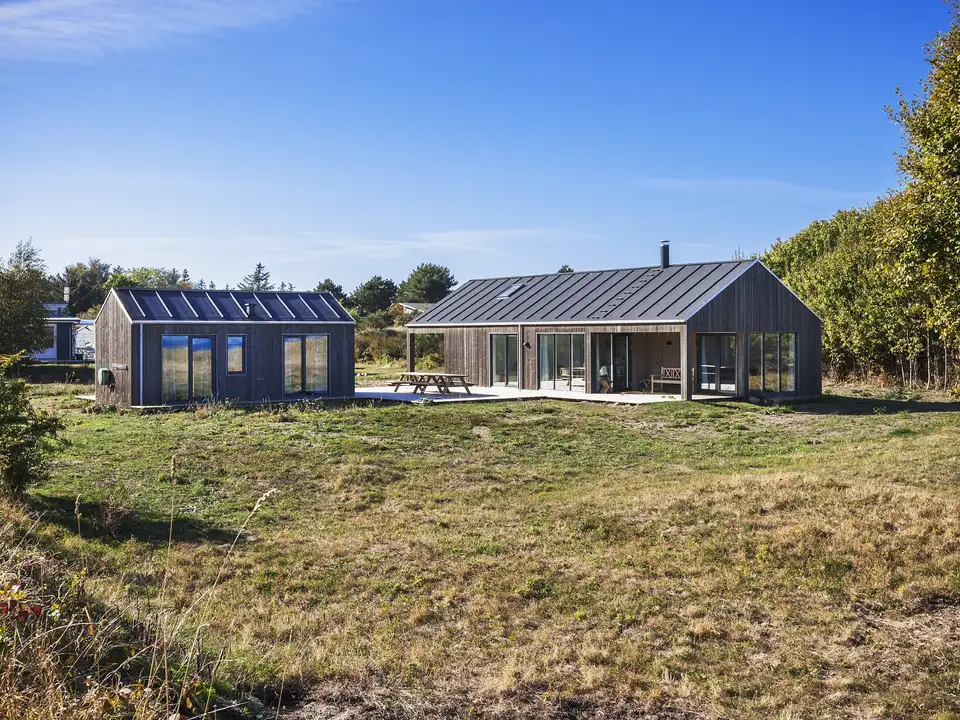 Sommerhus med udestue, anneks og ovenlysvinduer. Foto: EBK Huse A/S