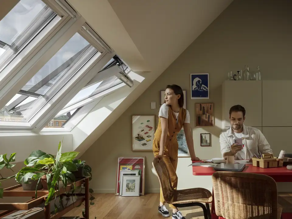 Delovni prostor na podstrešju s strešnimi okni VELUX, rastlinami in umetninami