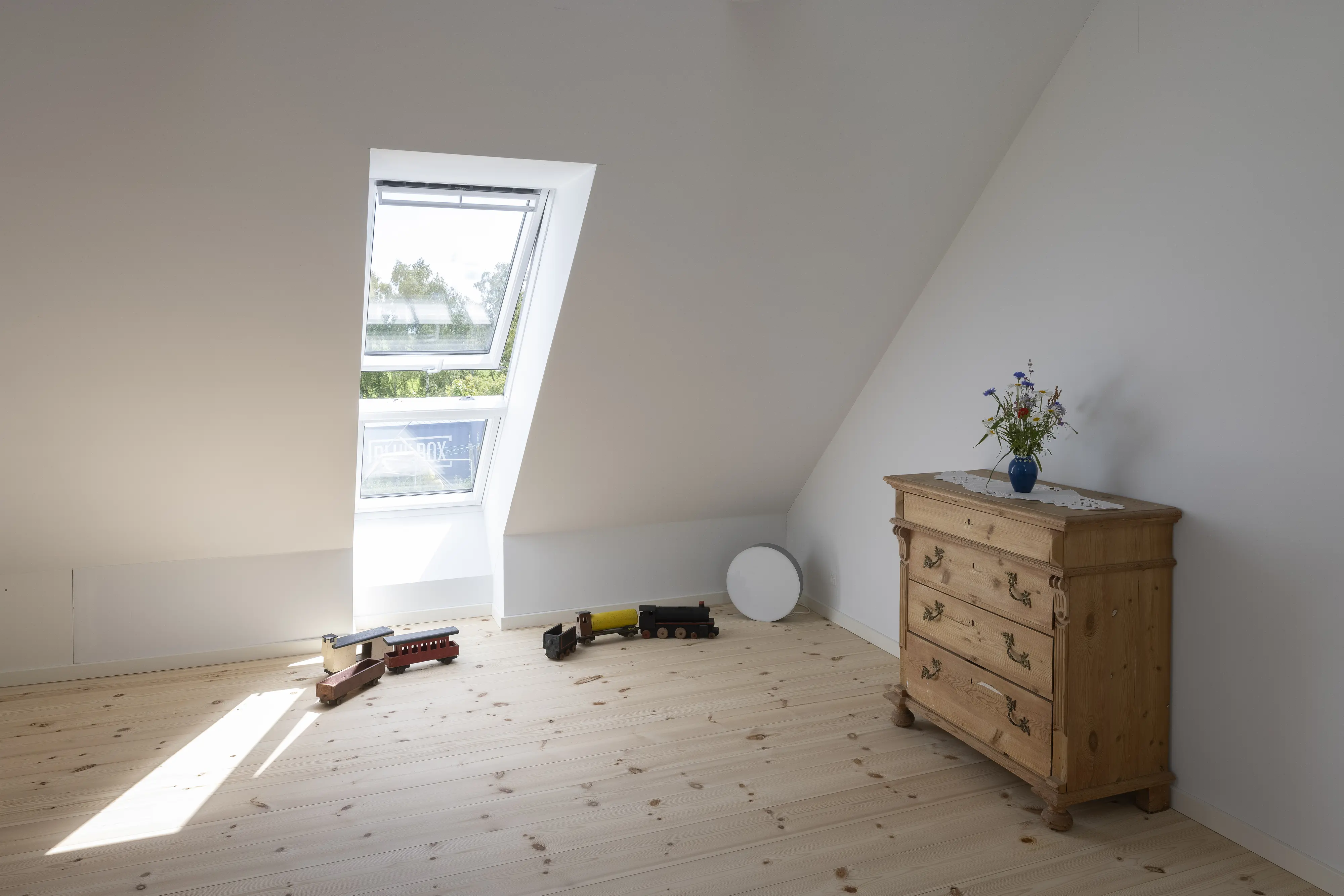 commode rustique dans un intérieur moderne