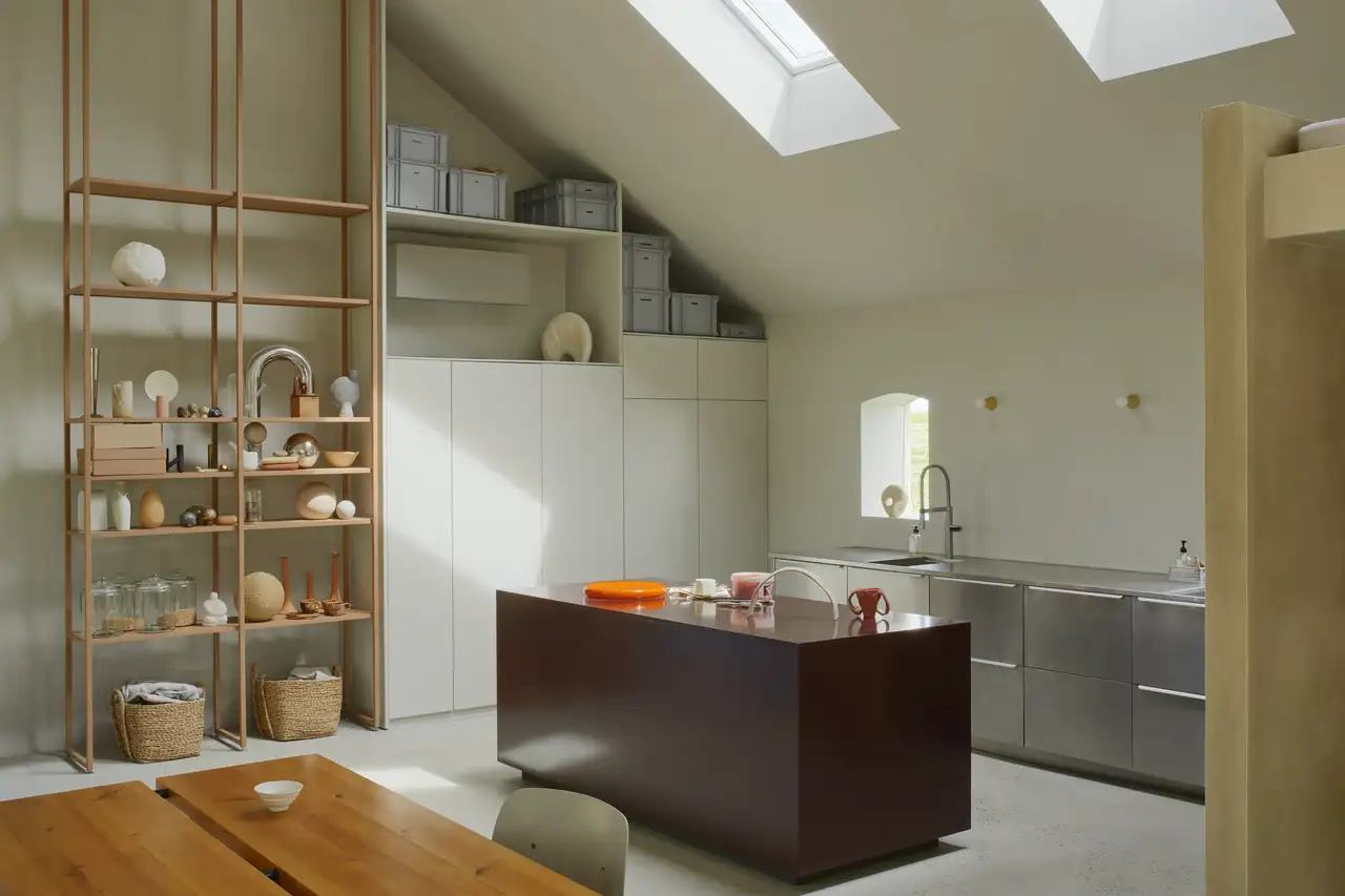 Cucina moderna sotto un tetto inclinato illuminata da due finestre per tetti VELUX