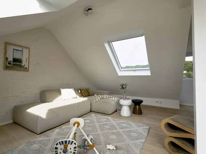 Wohnzimmer mit Dachschräge: 6 Tipps für einen gemütlichen Wohnraum