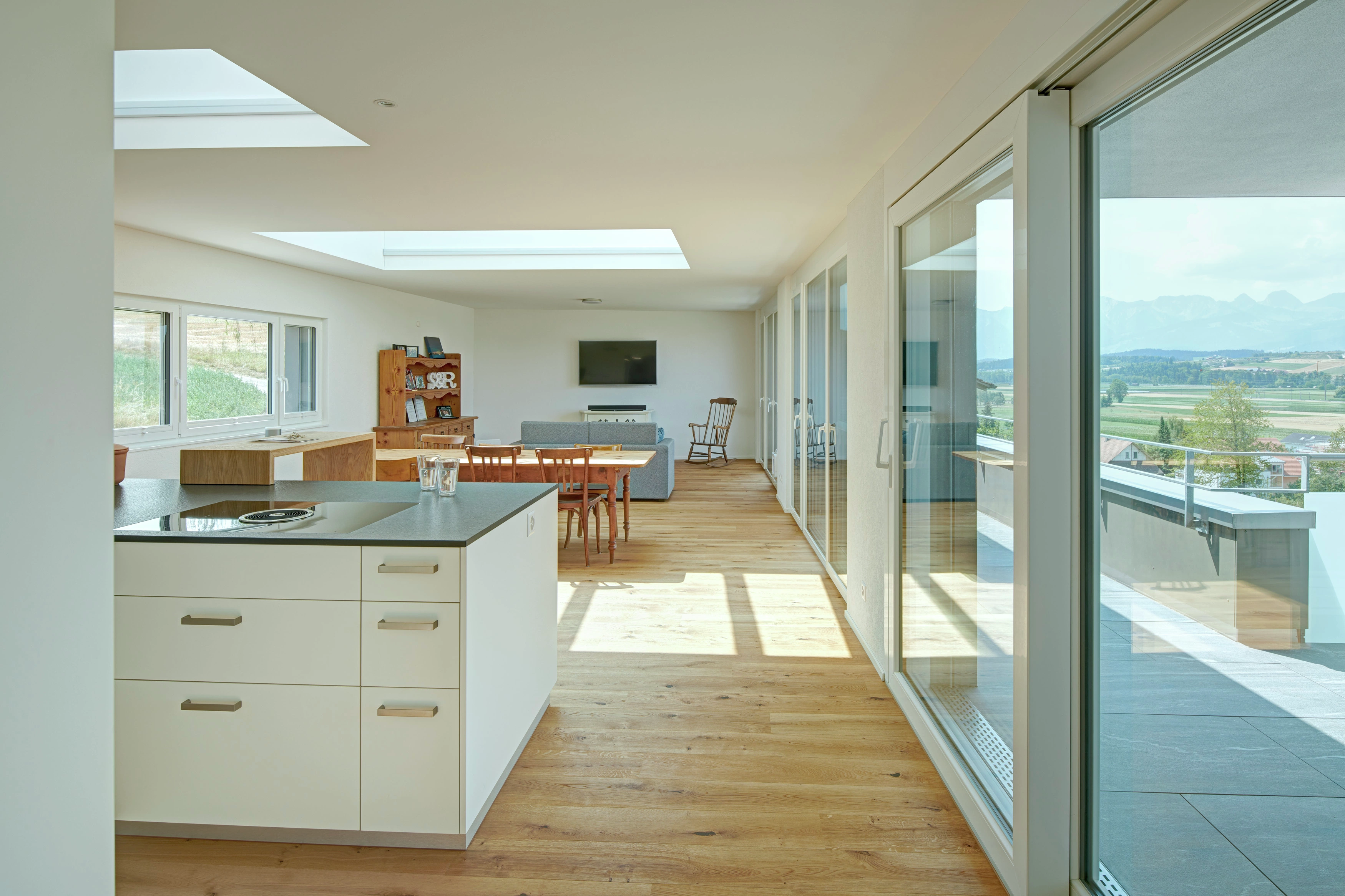 Wohn-Essbereich mit großen Skylights und Terrassenfenstern | VELUX Magazin