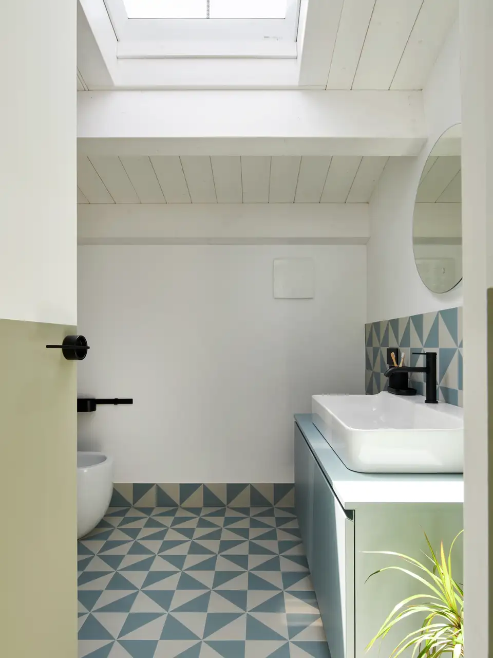 Vloer van een kleine badkamer met geometrische patronen