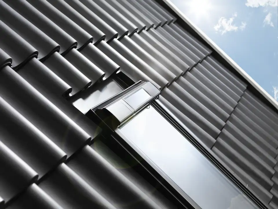 Fenêtre de toit électrique solaire éclairée par les rayons du soleil