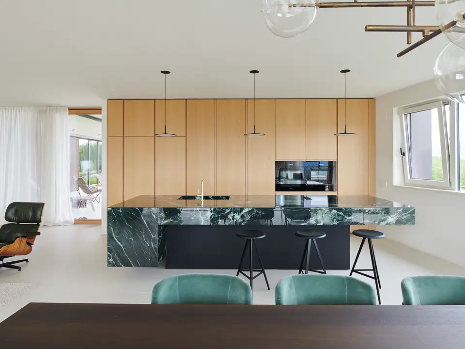 Cocina abierta al salón en un open concept de estilo contemporáneo. 