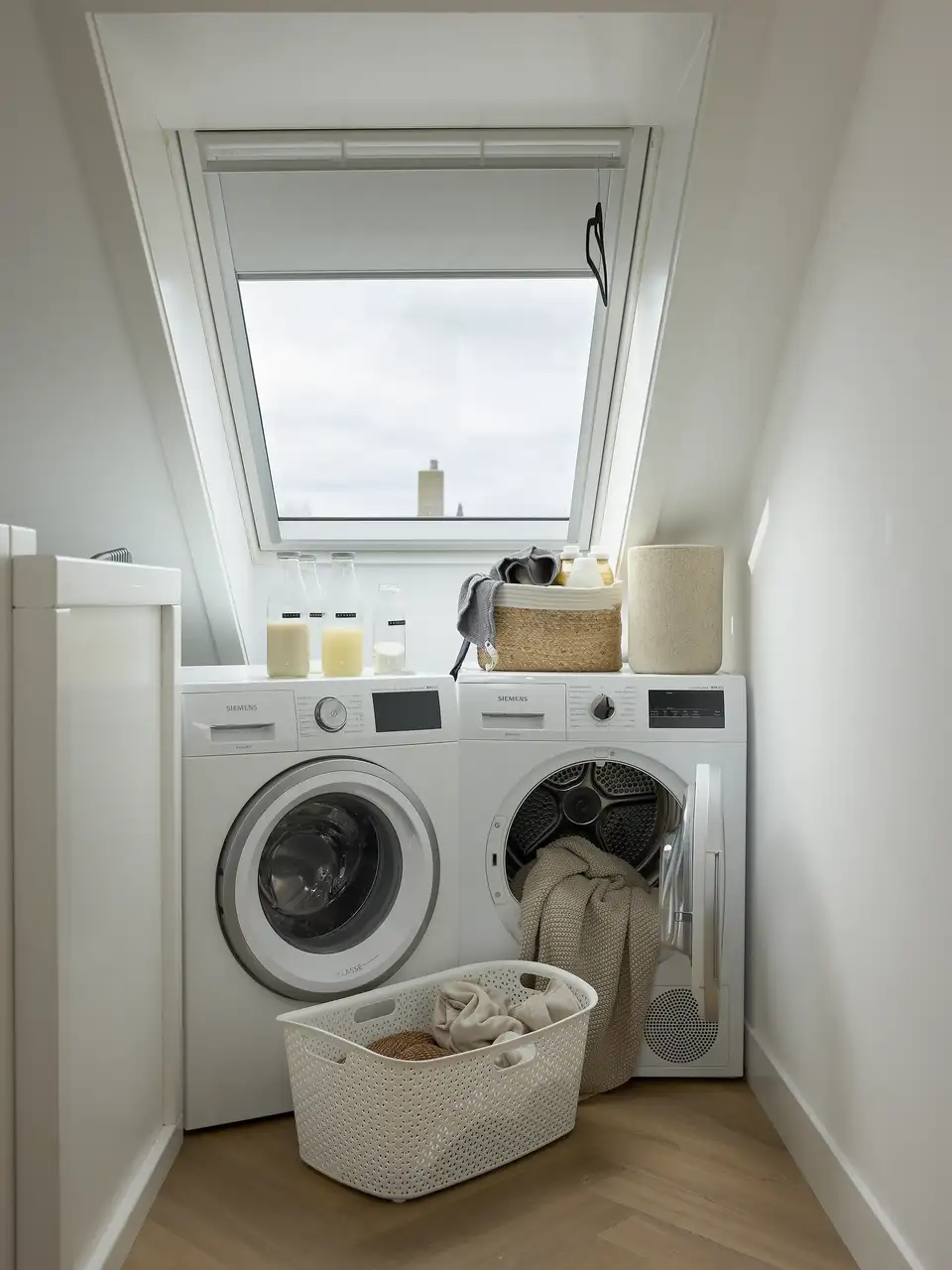 petite buanderie avec lave-linge et sèche-linge