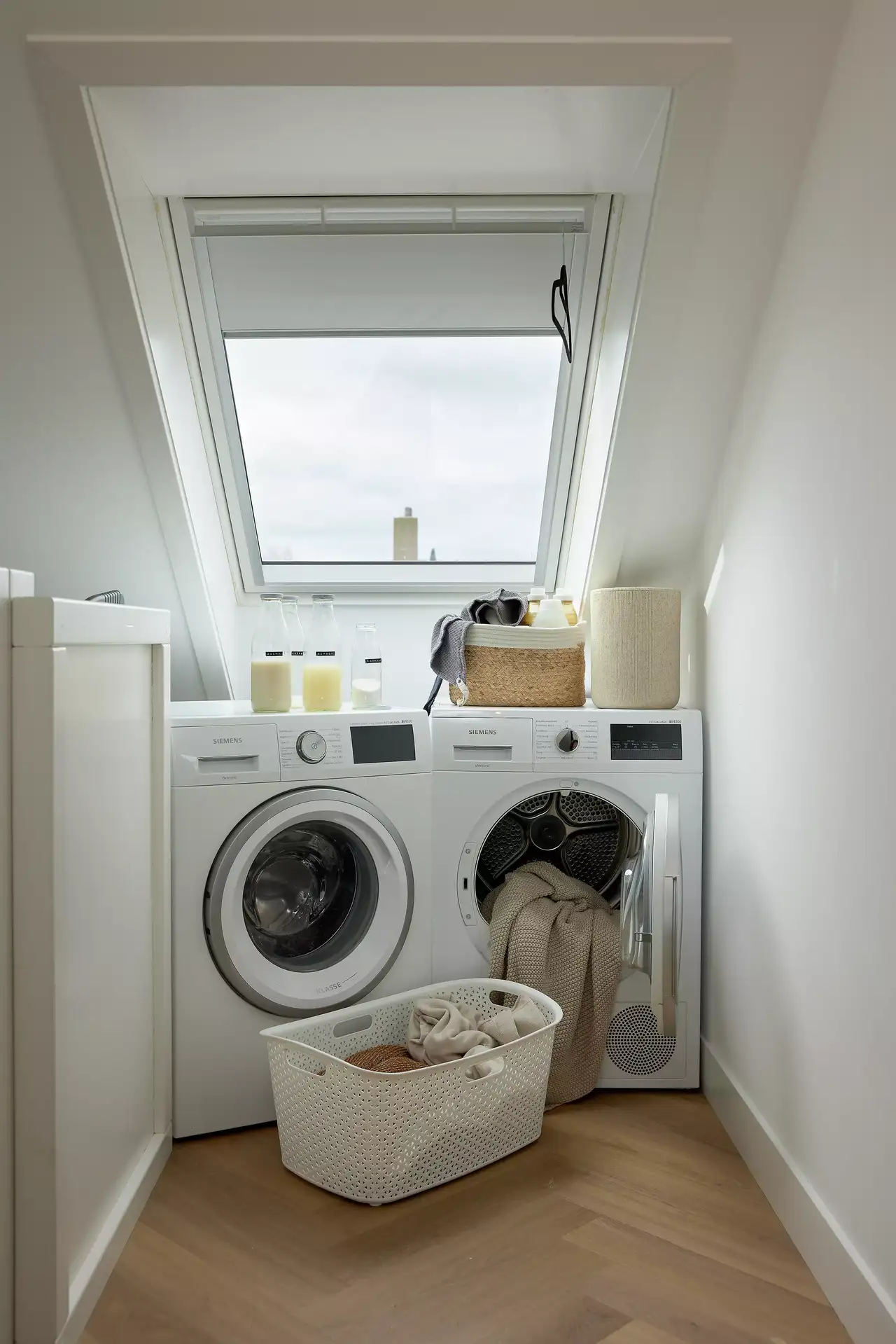 Waschmaschine und Trockner mit Wäscheladung unter Dachfenster | VELUX Magazin