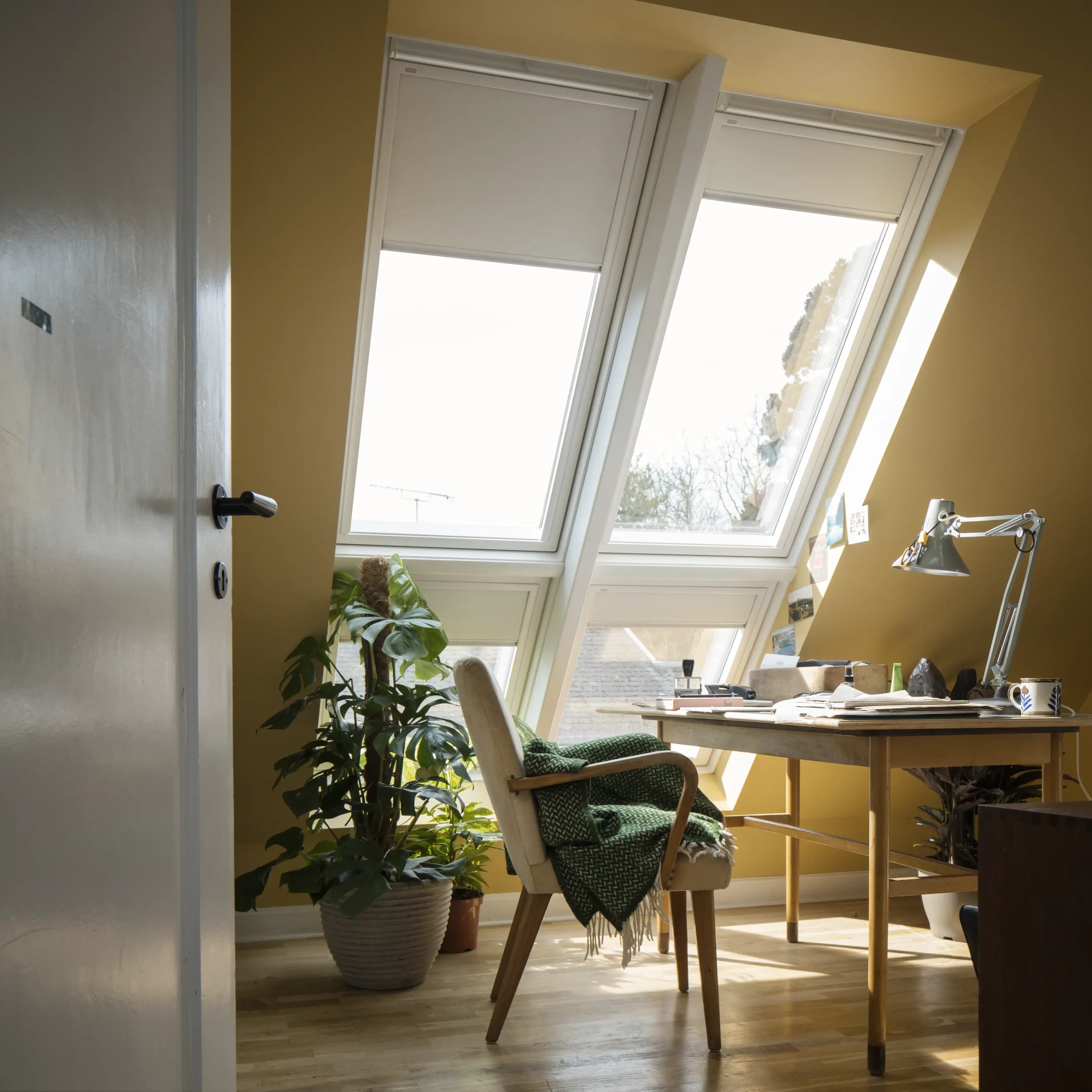 Bureau met schuin plafond met VELUX dakramen