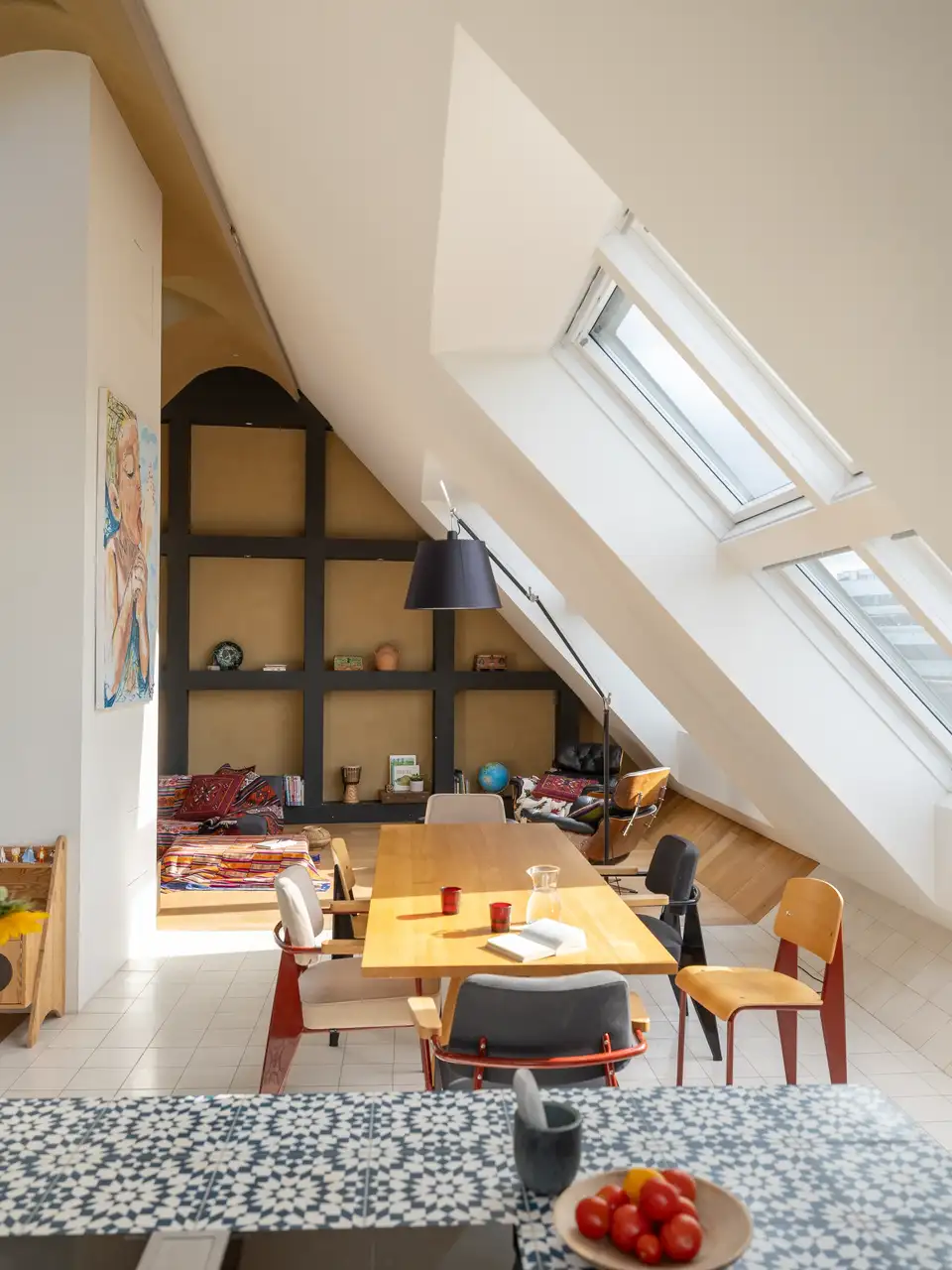 Salon mansardé avec plusieurs grandes fenêtres de toit VELUX 