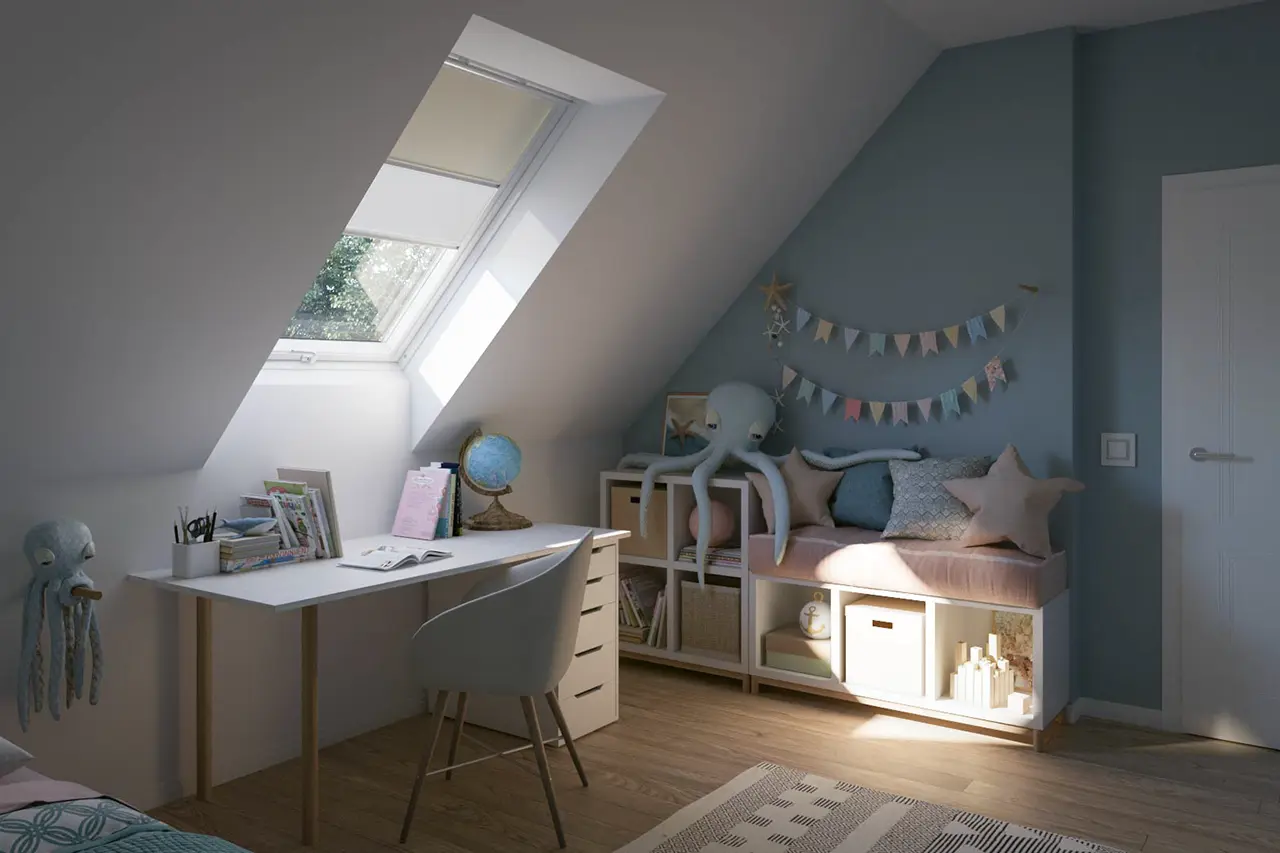 Dječja soba u potkrovlju s kosim stropom i VELUX krovnim prozorom, razigranim dekorom.