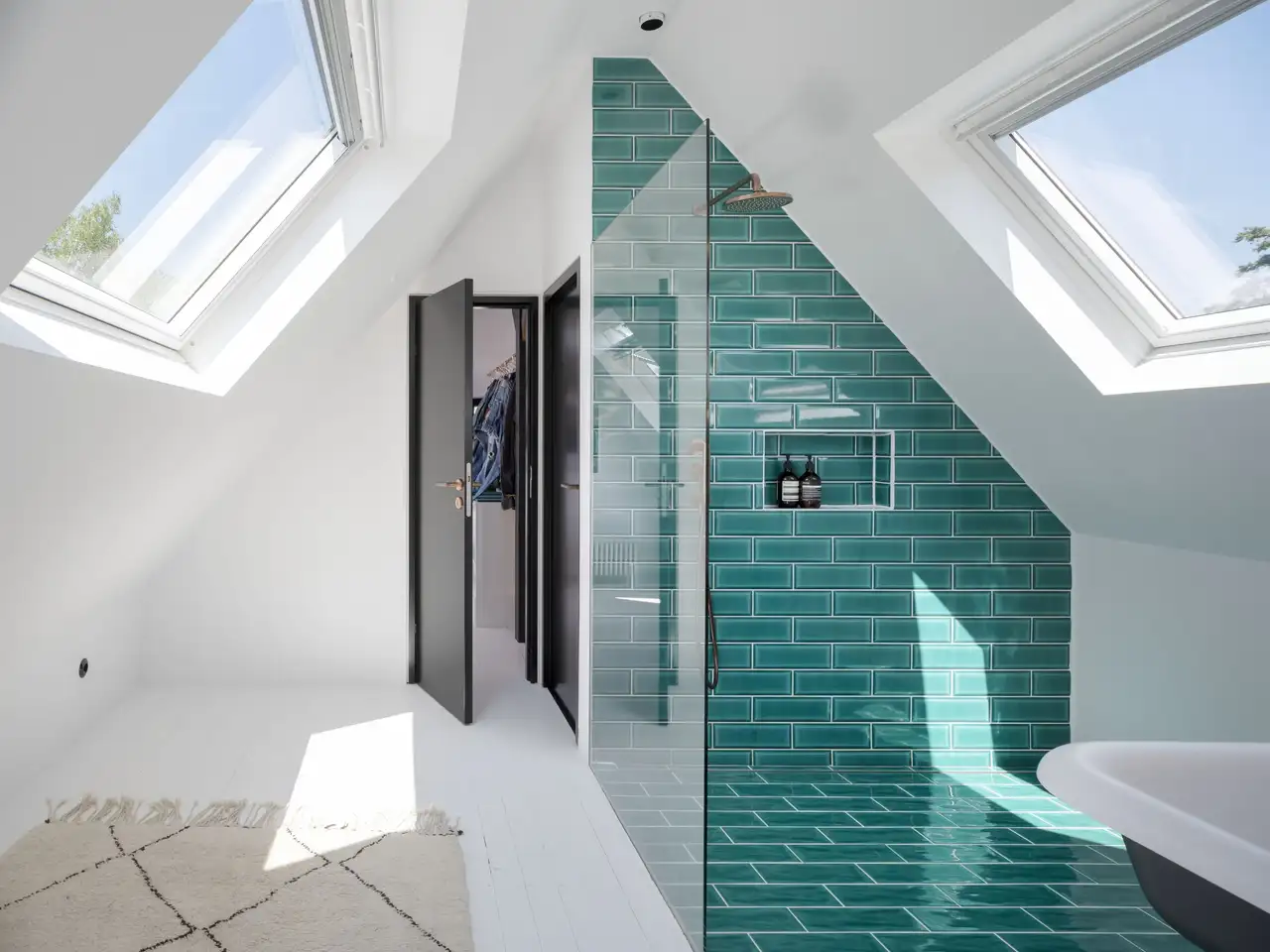 Badezimmer im ausgebauten Spitzboden mit Dachfenstern | VELUX Magazin