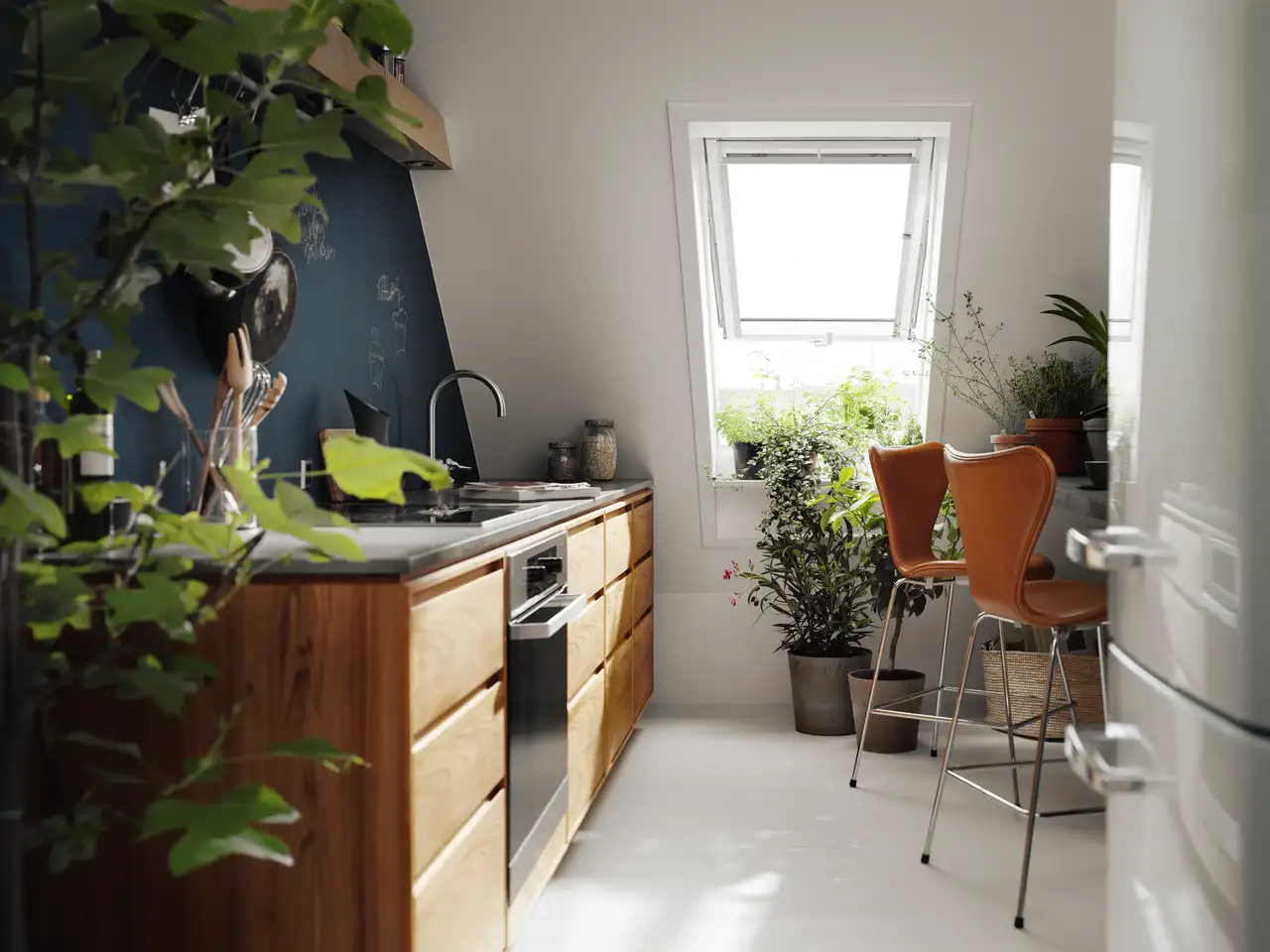 Cucina luminosa all'ultimo piano con molte piante da interno | Rivista VELUX