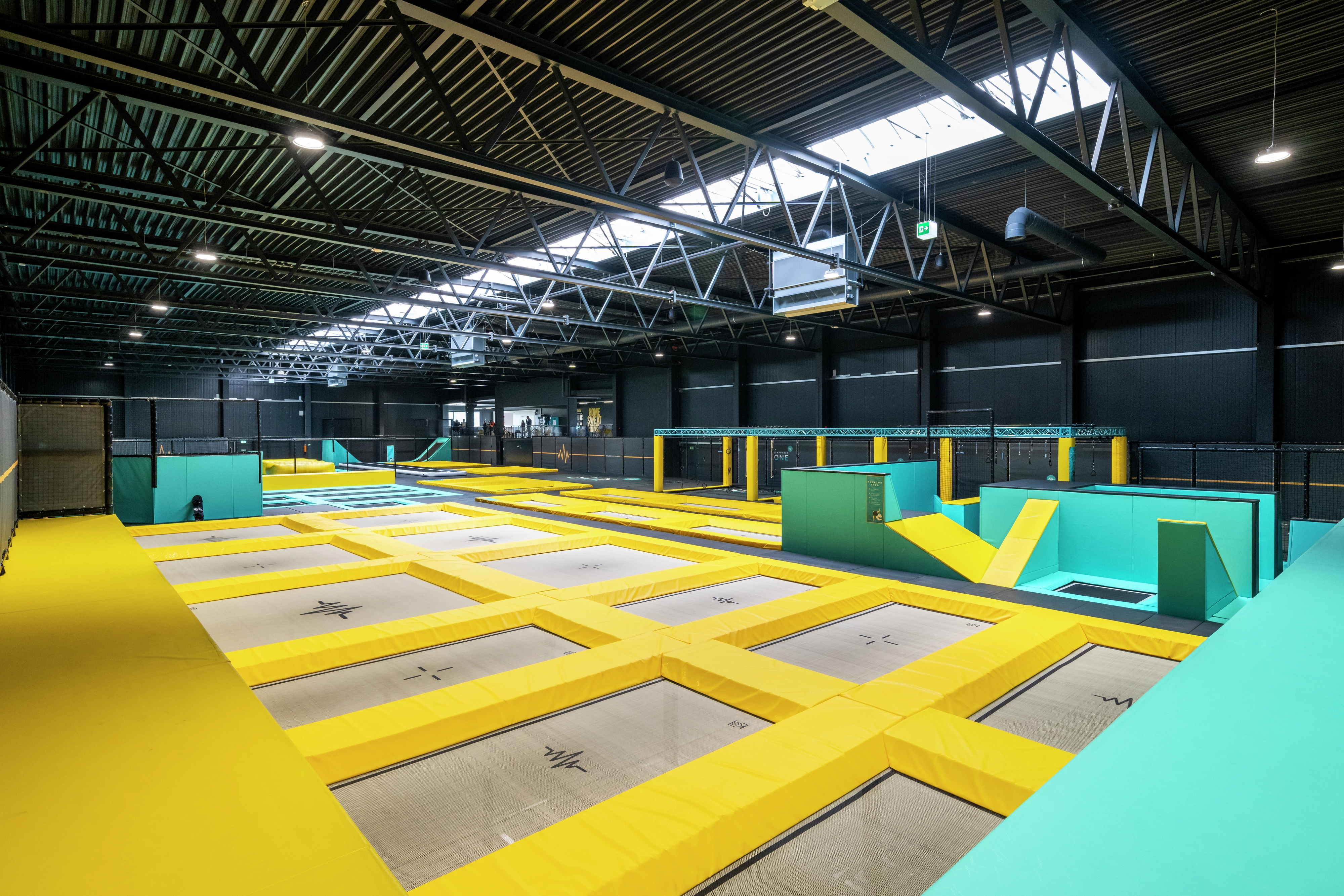 49-9443-HR velux jumpeworldone by gert perauer.jpg