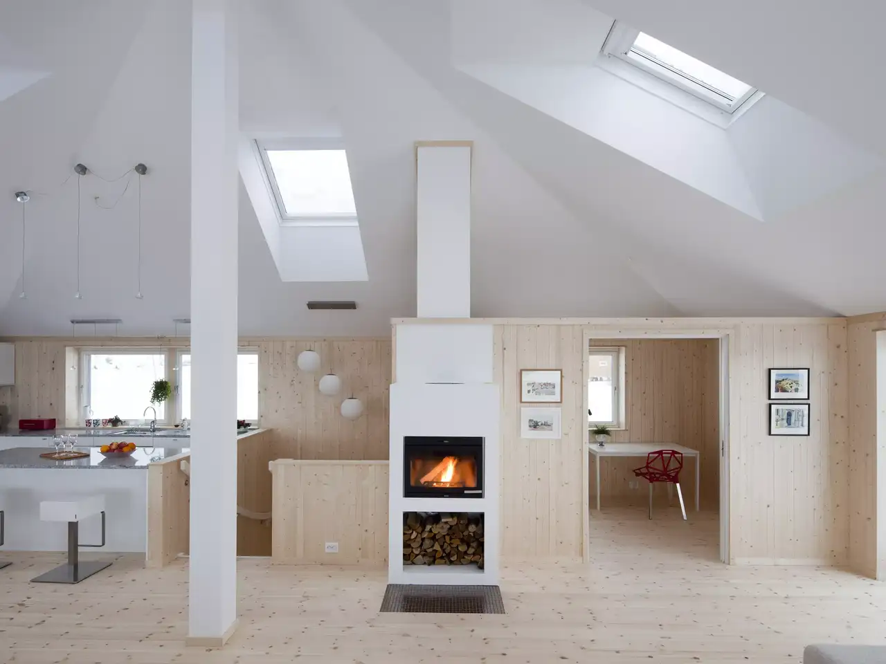 Helle Wohnung im Dachgeschoss mit brennendem Kaminofen | VELUX Magazin