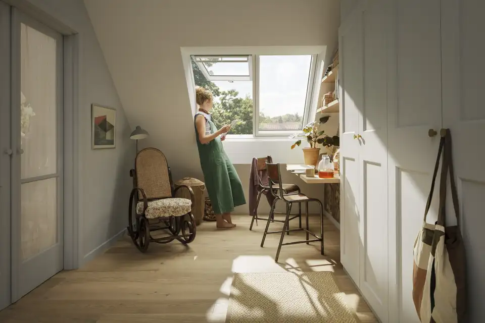 Bureau sous les combles éclairé par la verrière 2en1 VELUX avec une fenêtre ouvrante et un panneau fixe 