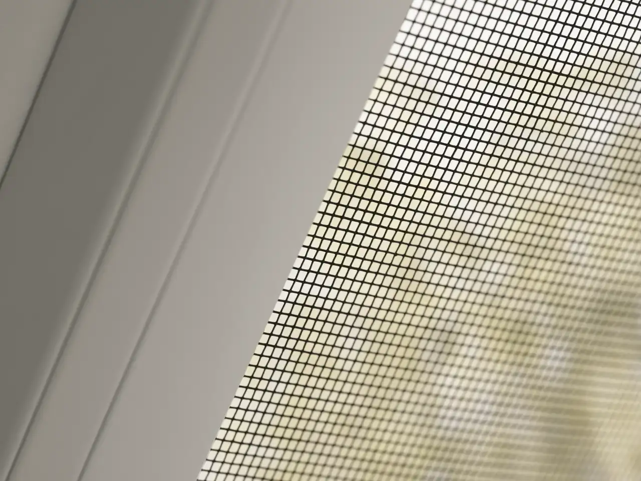 Detail van het fijne, transparante gaas van het muggengaas voor VELUX dakvensters
