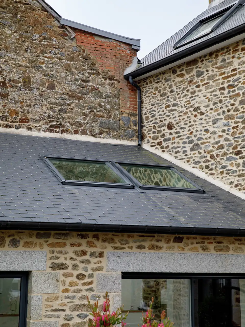 maison en pierre avec toit en ardoise et fenêtres de toit VELUX 