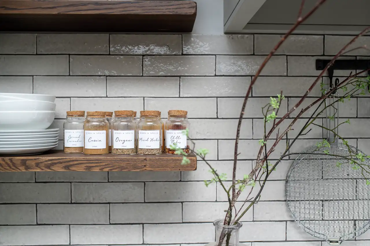 déco minimaliste à la maison, pots sur étagères ouvertes minimalistes