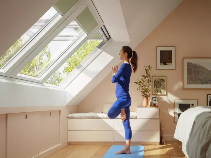 Ruhiges Schlafzimmer im Dachboden mit VELUX Dachflächenfenstern und Yoga-Bereich