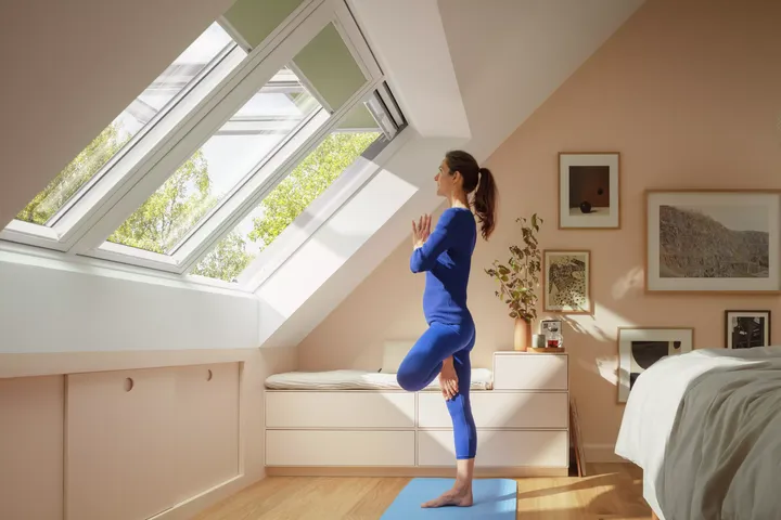 Frau macht Sport zu Hause auf Yoga-Matte im Dachgeschoss | VELUX Magazin