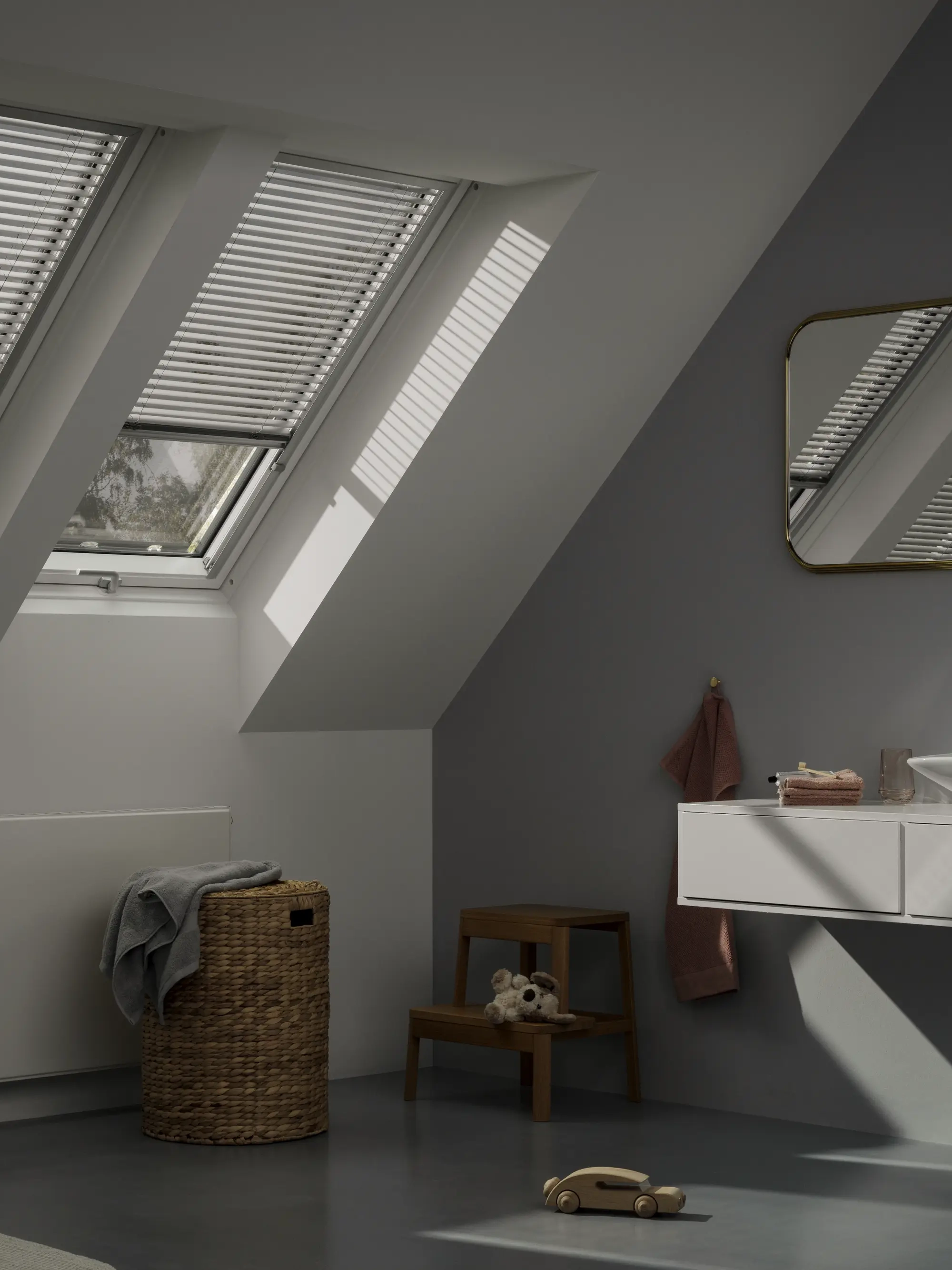 Salle de bains sous combles équipée de fenêtres de toit et de stores intérieurs VELUX®