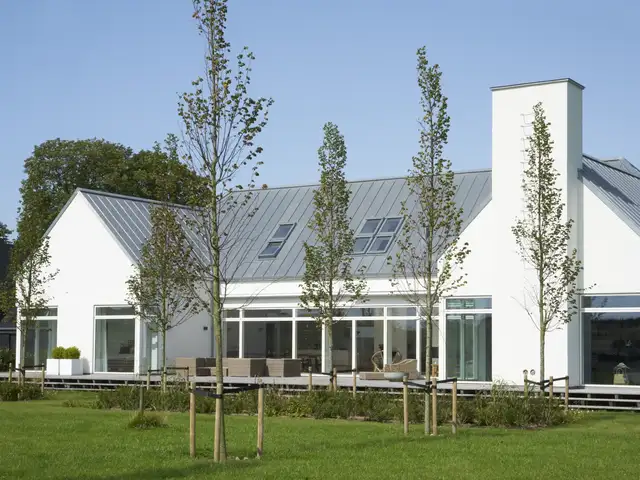 Moderne hus med metaltag og ovenlysvinduer