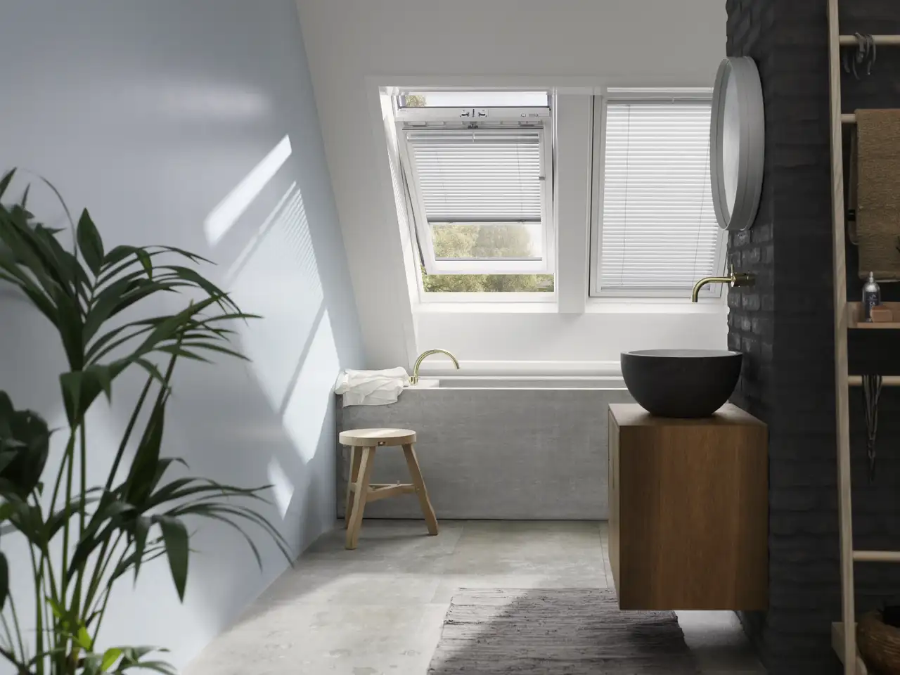  salle de bains moderne avec baignoire sous deux fenêtres de toit VELUX équipées de stores vénitiens