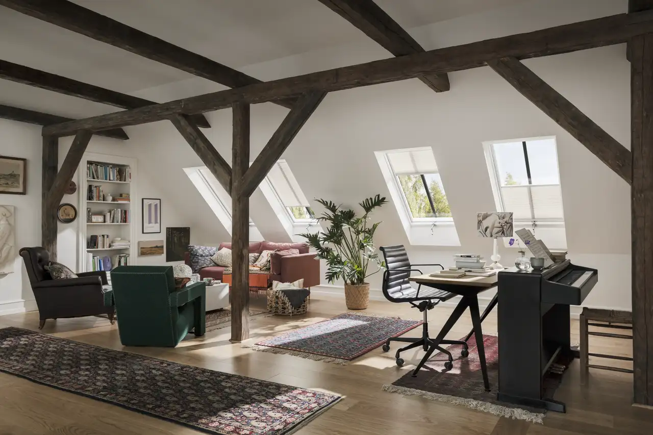 plafond mansardé avec fenêtres de toit VELUX