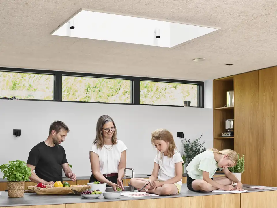 une fenêtre de toit VELUX placée au-dessus d’un îlot éclaire toute la cuisine
