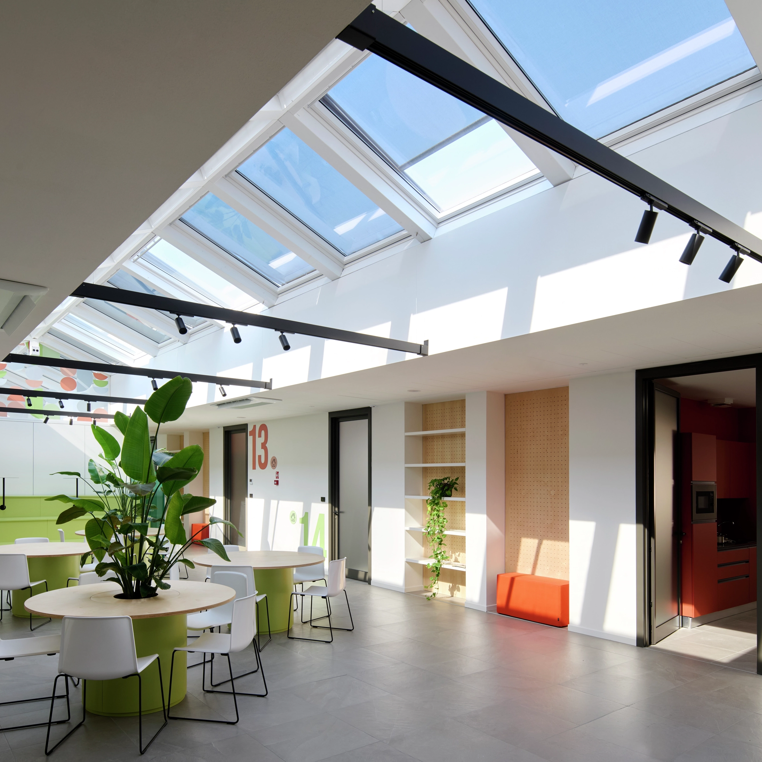 Luce naturale al centro dello spazio
