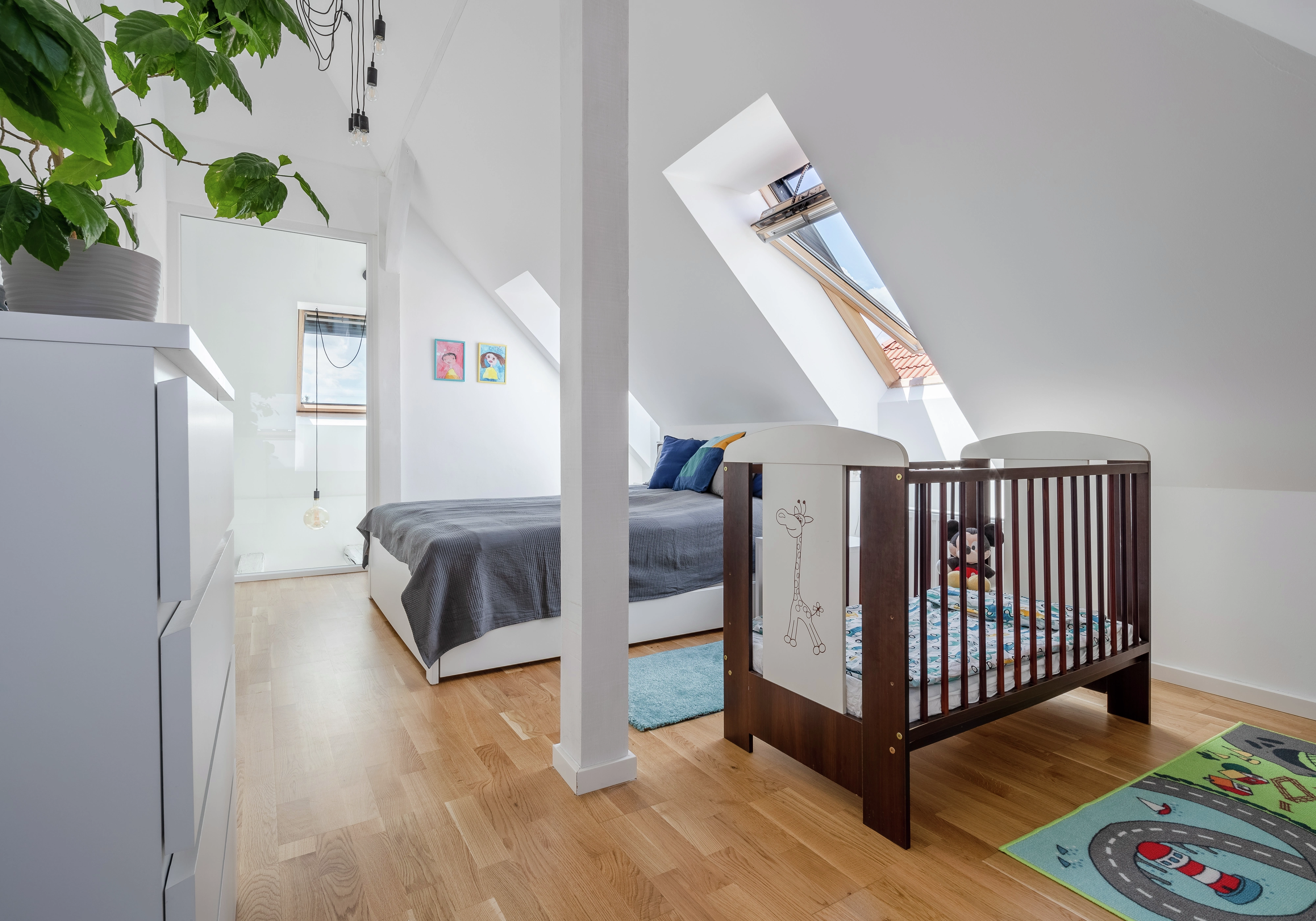 Spálňu v podkroví presvetľujú početné strešné okná VELUX s exteriérovým tienením