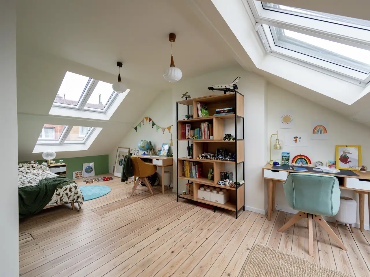 chambre d'enfants lumineuse après rénovation, équipée de fenêtres de toit VELUX 2en1