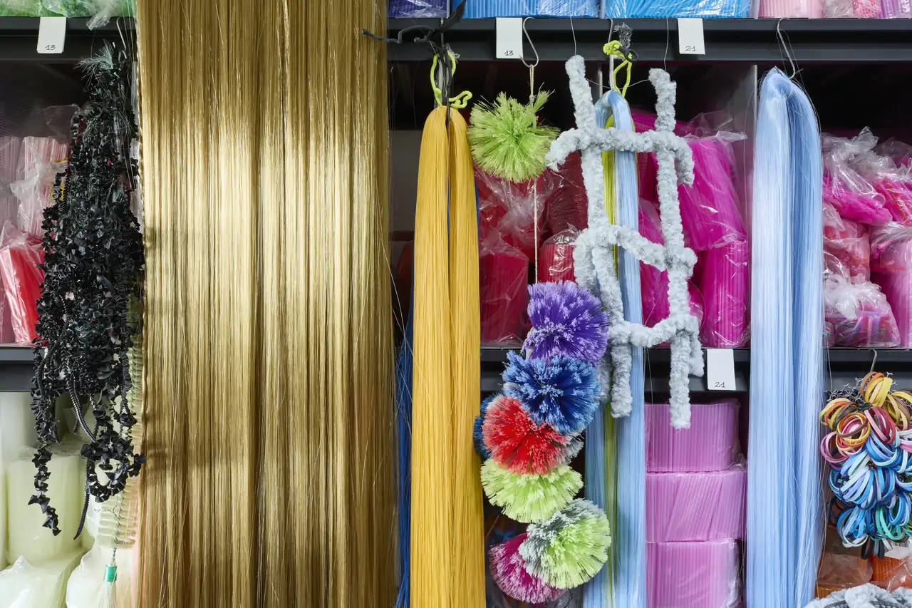 Materiali di colore, consistenza e forme diverse nello studio di Francesca Pasquali