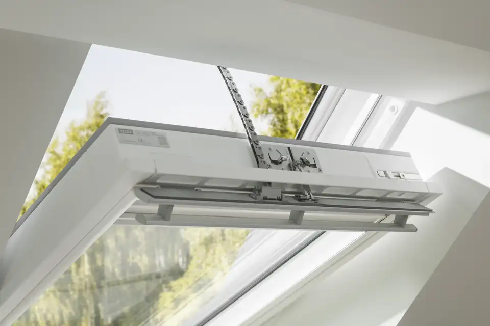 fenêtre de toit VELUX en mode ventilation dans une pièce