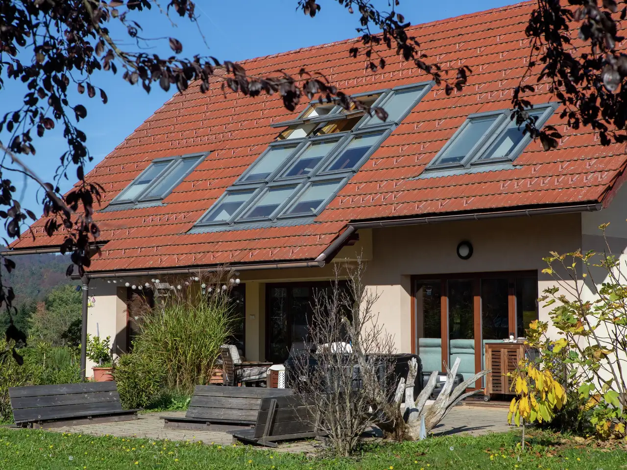 toit à deux pans avec tuiles en terre cuite et combinaisons de fenêtres de toit VELUX