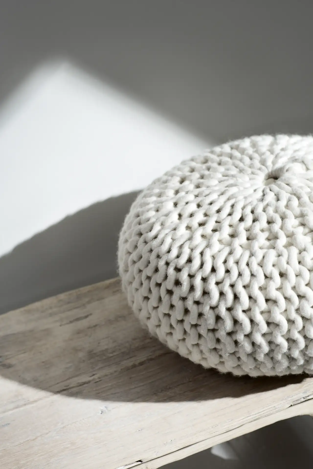 Weißer Häkel-Pouf auf Holzboden | VELUX Magazin