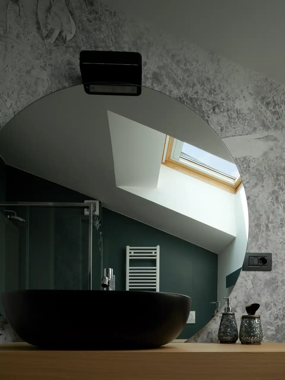 Finestra per tetti VELUX illumina termosifone a muro in un bagno.